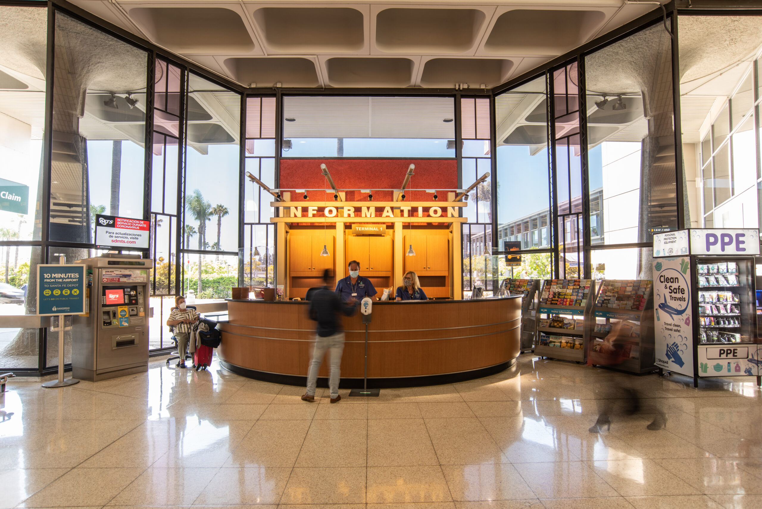 Terminal 1 opened in 1967 - Interior terminal information counter
